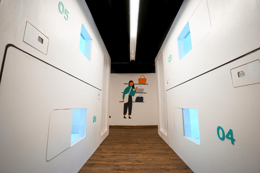 1. Bobobox Kebayoran, 2. Bobobox Pods Tanah Abang, 3. Shakti Capsule Hotel, 4. Whiz Capsule, 5. Bobobox Pods Pancoran, 6. Bobobox Juanda, 7. KINI Luxury Capsule, 8. JakPod Capsule Hotel, 9. INAP at Capsule, 10. Bobobox Kota Tua