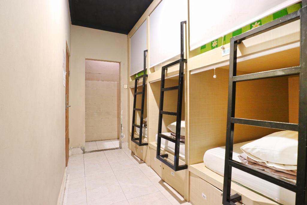 1. QB Sleep Capsule, 2. Bali Caps Hostel, 3. M Box Seminyak, 4. Kultur Umalas, 5. H-ostel Kuta Bali, 6. The Hide Hostel @ Canggu, 7. Bedplus Backpackers Hostel Kuta, 8. Socialista Lifestyle Hostel, 9. Karisa Pods, 10. D Beds Hostel by Soscomma