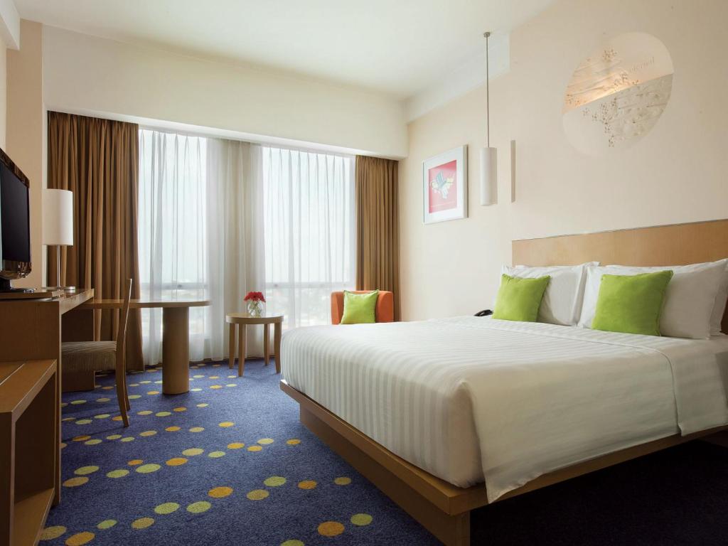 1. Hotel Aryaduta, 2. Crowne Plaza, 3. Novotel, 4. Padma, 5. The Trans Luxury Hotel, 6. Hilton, 7. Aston Pasteur, 8. Banana Inn, 9. The Jayakarta Suite Hotel &amp; Resort, 10. Intercontinental Dago Pakar