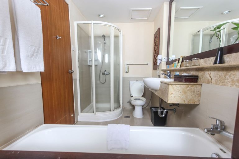 1. Hotel Aryaduta, 2. Crowne Plaza, 3. Novotel, 4. Padma, 5. The Trans Luxury Hotel, 6. Hilton, 7. Aston Pasteur, 8. Banana Inn, 9. The Jayakarta Suite Hotel &amp; Resort, 10. Intercontinental Dago Pakar