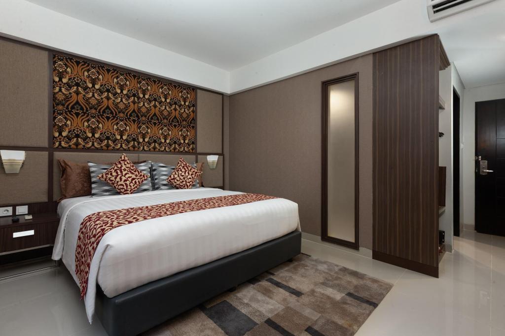 1. Tentrem Jogja, 2. Yogyakarta Marriott, 3. Sheraton Mustika, 4. Novotel Suites, 5. Grand Mercure, 6. Hyatt Regency, 7. Royal Malioboro by Aston, 8. The Alana Malioboro, 9. Swiss-Belboutique, 10. The Manohara