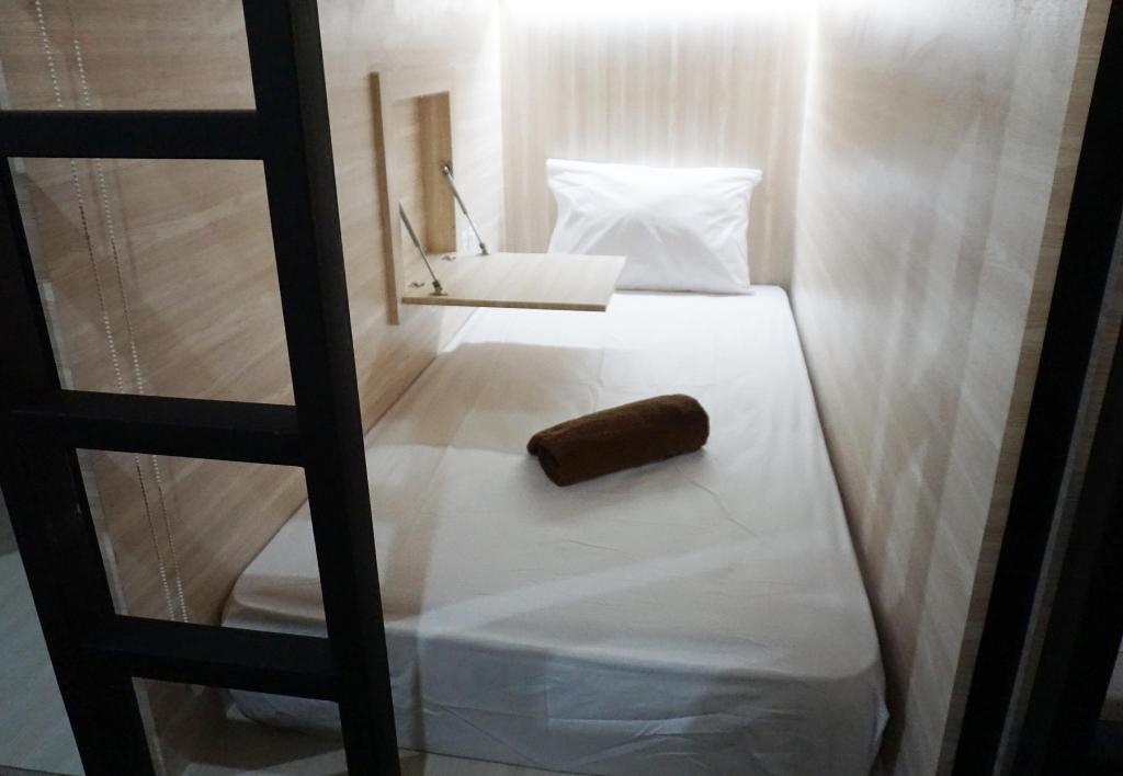 1. QB Sleep Capsule, 2. Bali Caps Hostel, 3. M Box Seminyak, 4. Kultur Umalas, 5. H-ostel Kuta Bali, 6. The Hide Hostel @ Canggu, 7. Bedplus Backpackers Hostel Kuta, 8. Socialista Lifestyle Hostel, 9. Karisa Pods, 10. D Beds Hostel by Soscomma