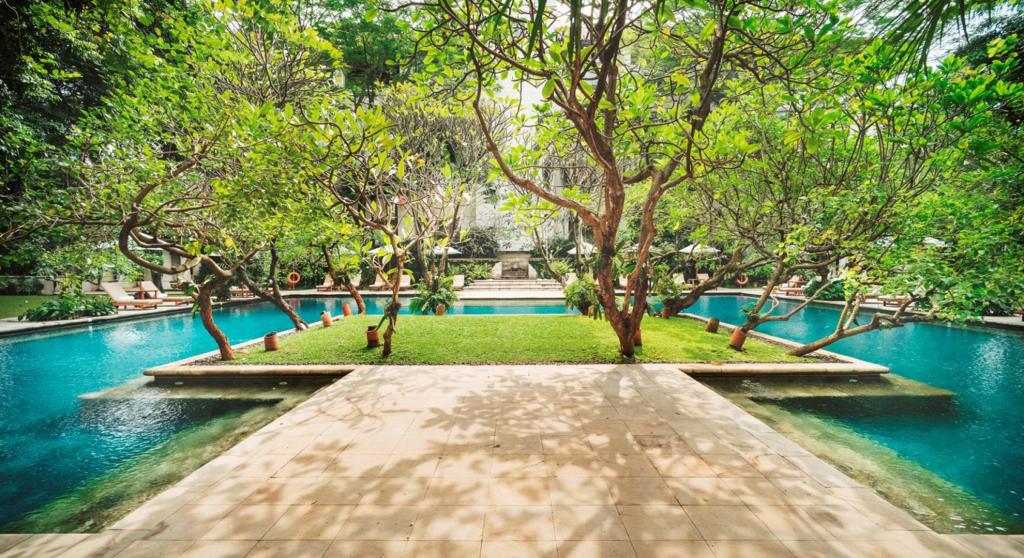 1. Fairmont Senayan, 2. Merlynn Park Hotel, 3. Manhattan Hotel, 4. Kuretakeso Kemang, 5. Millennium Hotel, 6. Mulia Senayan, 7. Kempinski Hotel Indonesia, 8. Ritz Carlton Pacific Place, 9. The Dharmawangsa, 10. The Westin