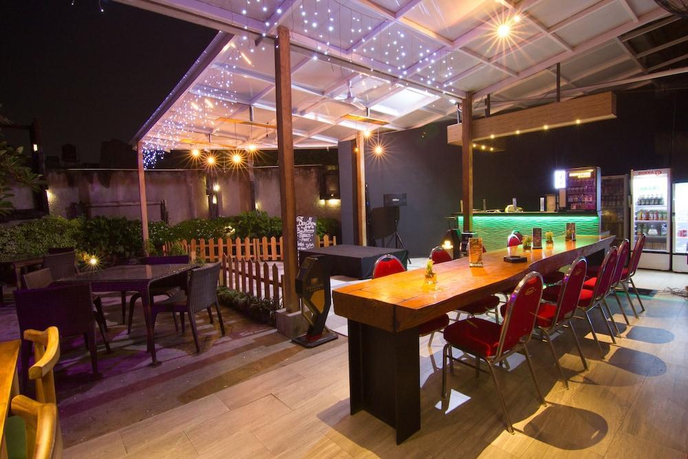 Review Singkat, Lokasi Dimana, Daftar Harga Kamar, Cara Booking Kamar, Fasilitas Hotel , Spot Populer Terdekat 