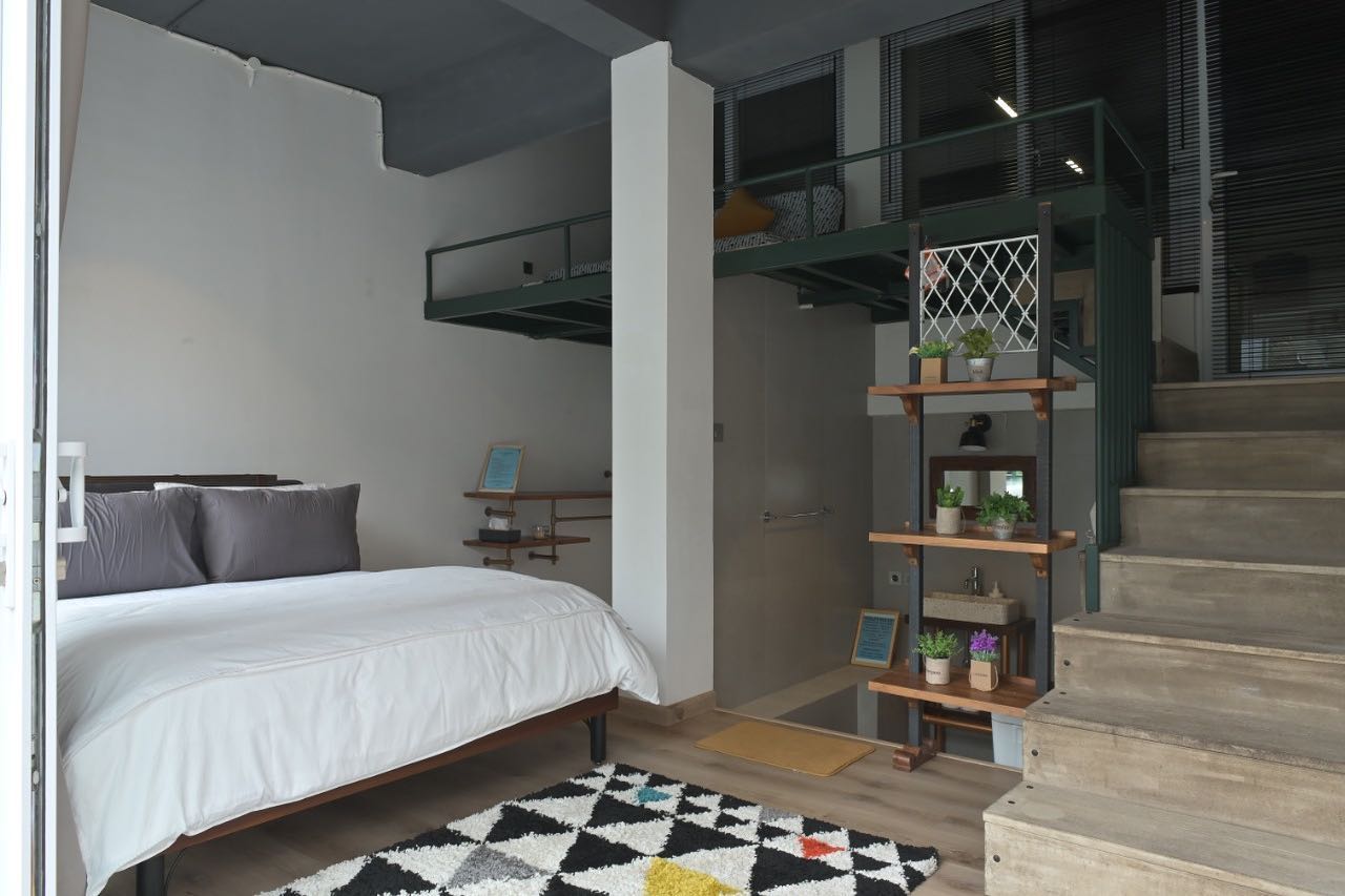 Review Singkat, Fasilitas Lantai Dua, Fasilitas Lantai Satu, Kamar Tidur dan Kamar Mandi, Daftar Harga Sewa, Makanan dan Minuman, Rute Menuju Lokasi