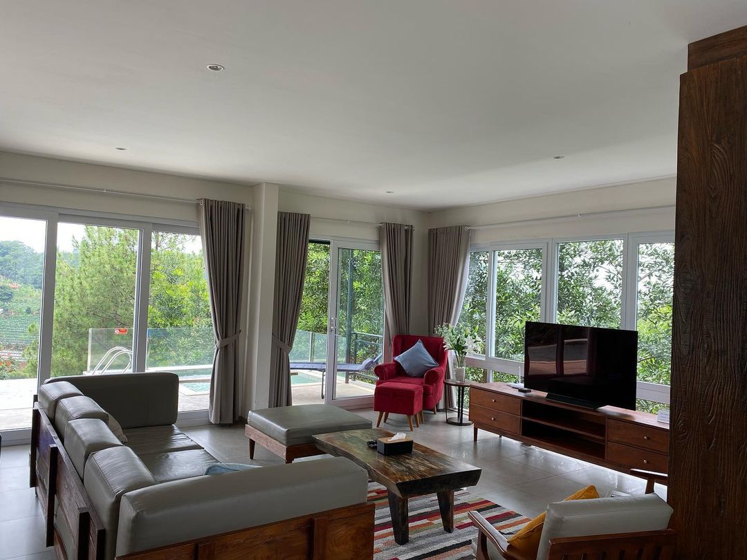 Review Singkat, Fasilitas Lantai Dua, Fasilitas Lantai Satu, Kamar Tidur dan Kamar Mandi, Daftar Harga Sewa, Makanan dan Minuman, Rute Menuju Lokasi