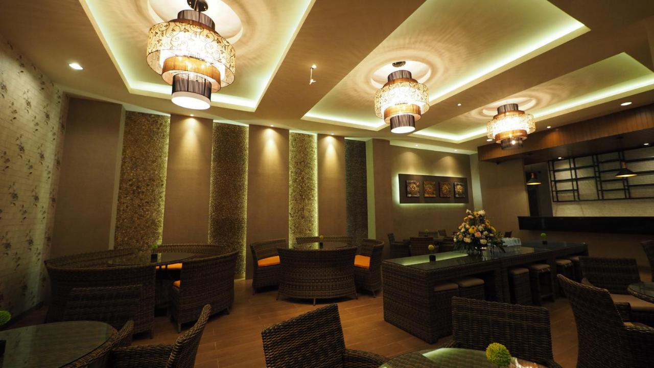 Alamat Lengkap, Tentang Hotel , Tarif Kamar, Fasilitas dan Layanan, Spot Populer