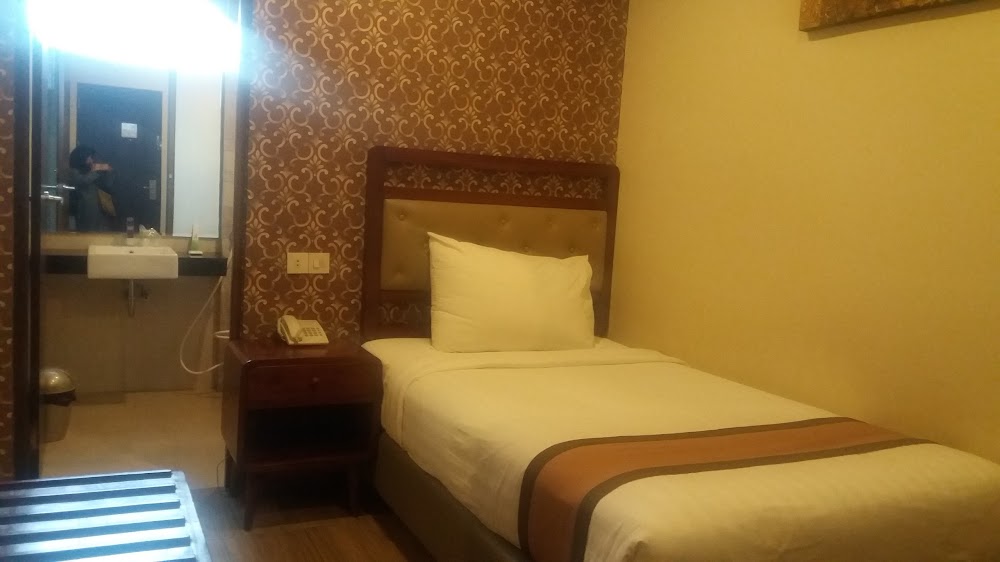 Alamat Lengkap, Tentang Hotel , Tarif Kamar, Fasilitas dan Layanan, Spot Populer