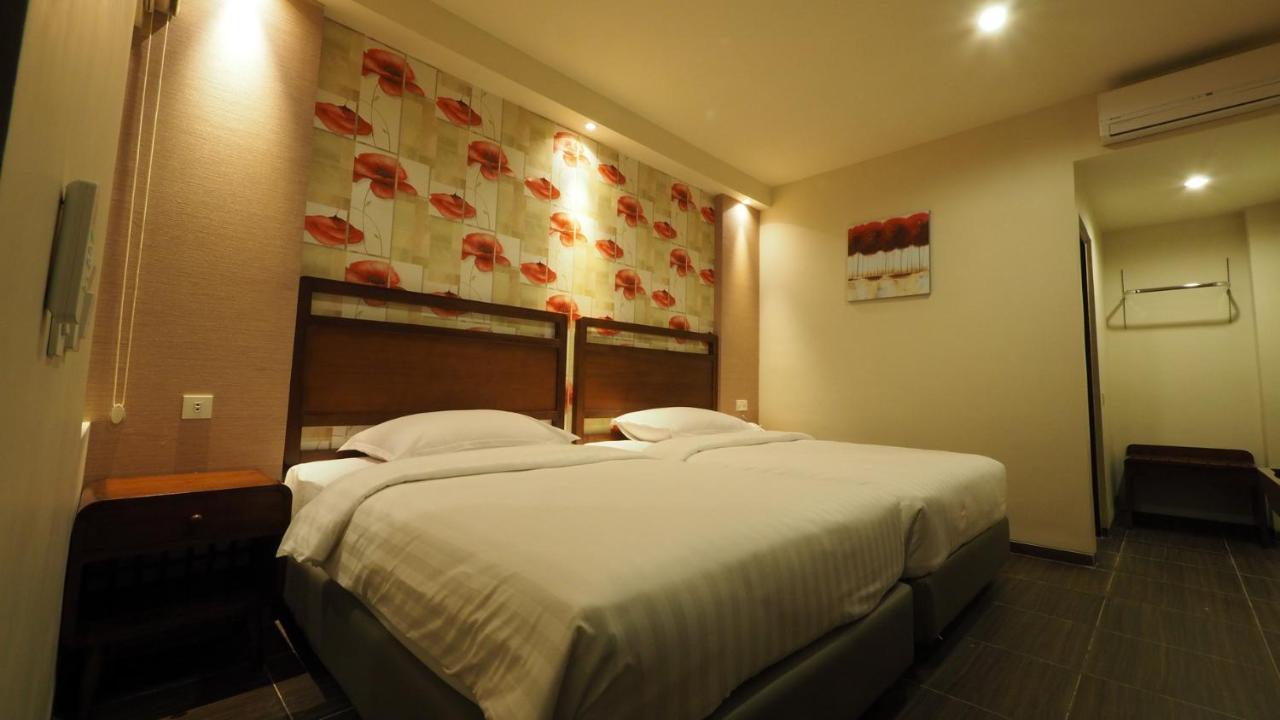 Alamat Lengkap, Tentang Hotel , Tarif Kamar, Fasilitas dan Layanan, Spot Populer