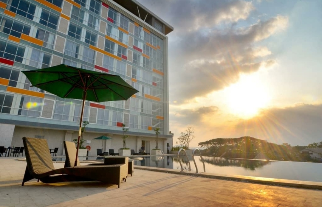Lokasi Hotel, Review Singkat, Daftar Harga Kamar, Menu Makanan, Daftar Paket Wedding, Fasilitas dan Layanan, Tempat Wisata Terdekat