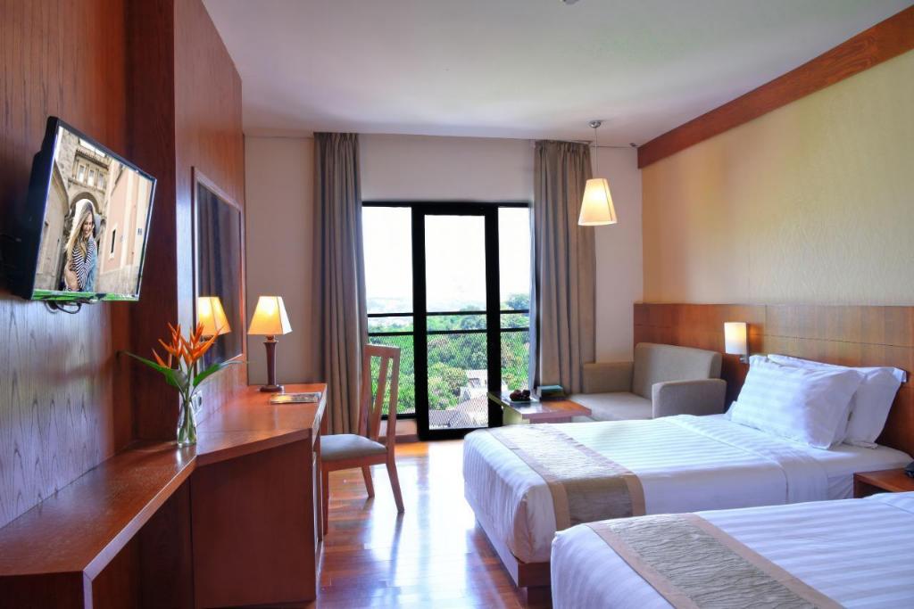 Lokasi Hotel, Review Hotel, Daftar Harga Kamar, Fasilitas Pendukung, Pemesanan Kamar, Spot Menarik Disekitar