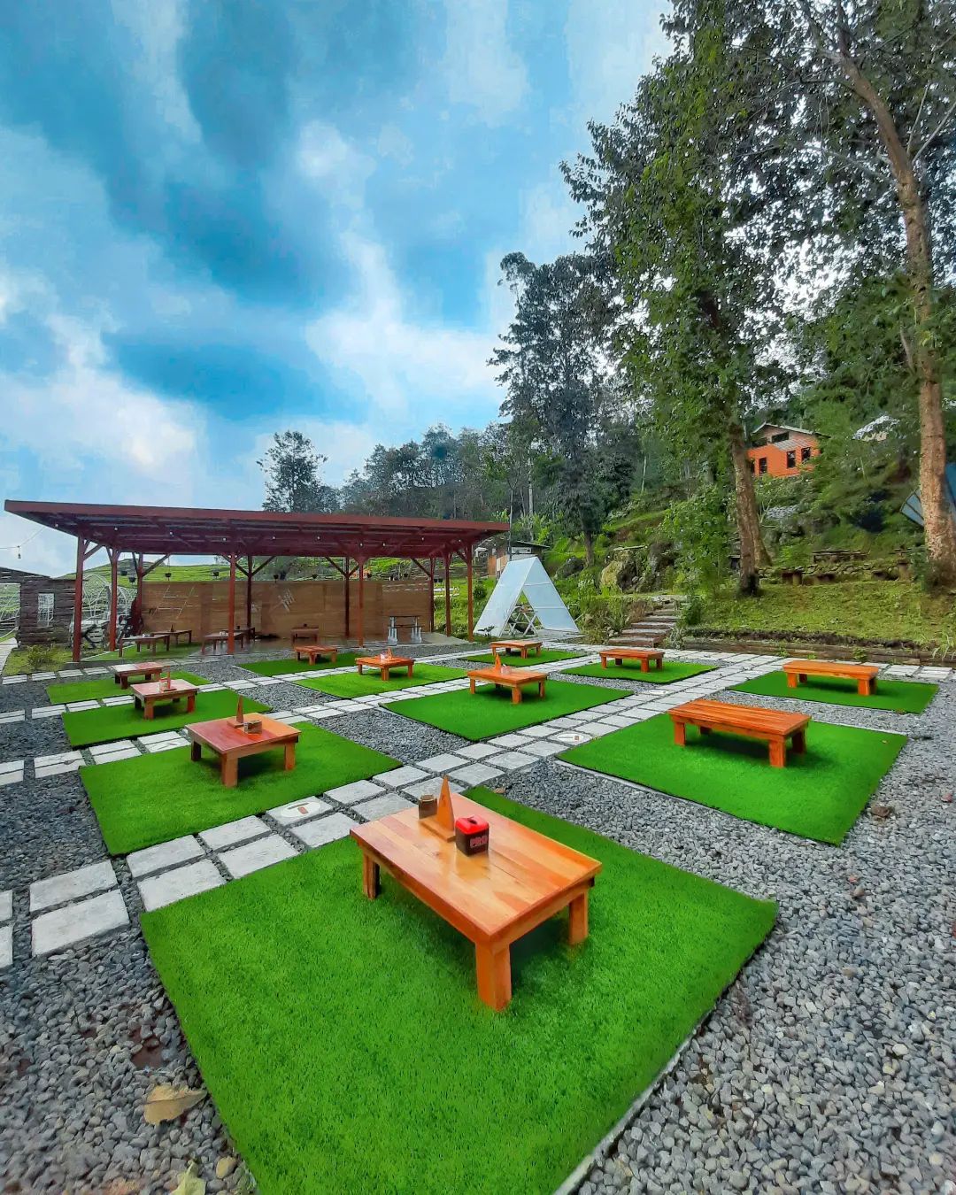 Review Singkat, Daftar Harga Kamar, Harga Menu Makanan, Fasilitas Yang Ada, Rute Menuju Lokasi, Tempat Terkenal di Sekitar