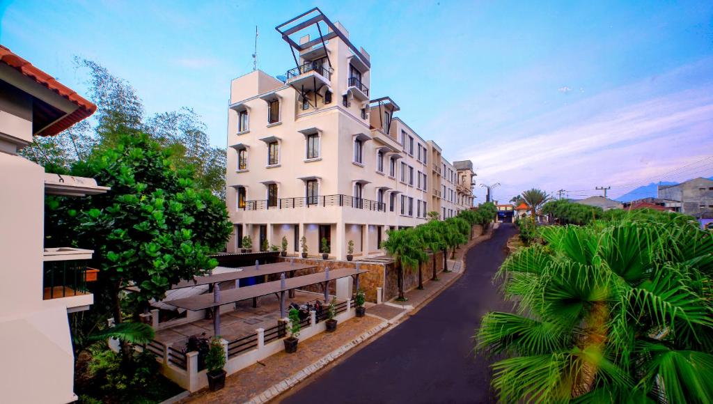Lokasi Dimana, Review Singkat, Harga Per Malam, Fasilitas dan Aktivitas, Tempat Menarik Terdekat