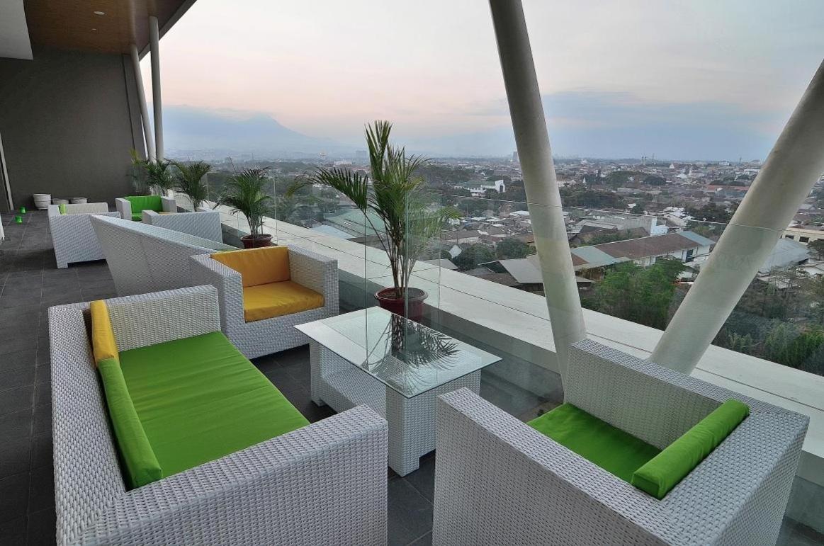 Lokasi Hotel, Review Singkat, Daftar Harga Kamar, Menu Makanan, Daftar Paket Wedding, Fasilitas dan Layanan, Tempat Wisata Terdekat