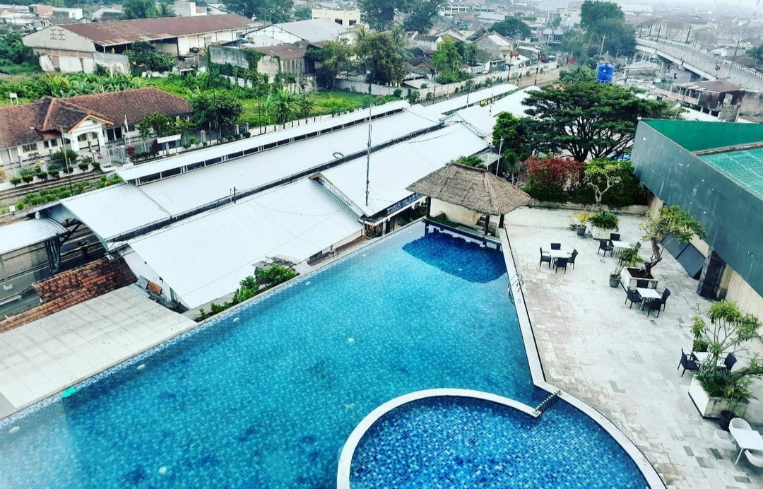 Lokasi Hotel, Review Singkat, Daftar Harga Kamar, Menu Makanan, Daftar Paket Wedding, Fasilitas dan Layanan, Tempat Wisata Terdekat