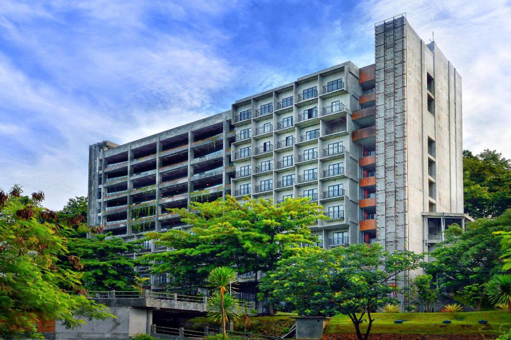 Lokasi Hotel, Review Hotel, Daftar Harga Kamar, Fasilitas Pendukung, Pemesanan Kamar, Spot Menarik Disekitar