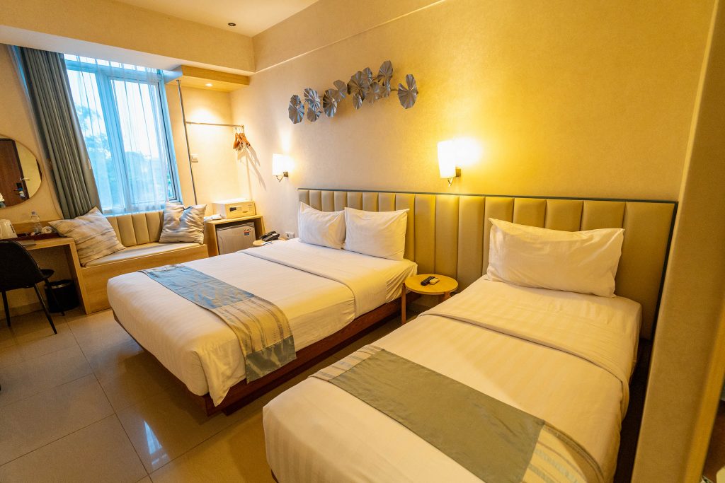 Lokasi Strategis, Review Singkat, Daftar Harga Kamar, Cara Booking Kamar, Fasilitas Lengkap, Paket Menarik, Tempat Wisata Terdekat