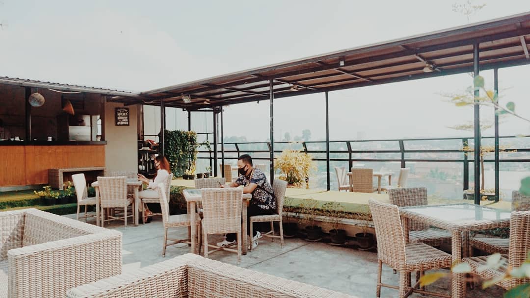 Review Singkat, Daftar Harga Kamar, Tempat Makan, Fasilitas Yang Ada, Paket Meeting, Rute Menuju Lokasi, Tempat Terkenal di Sekitar