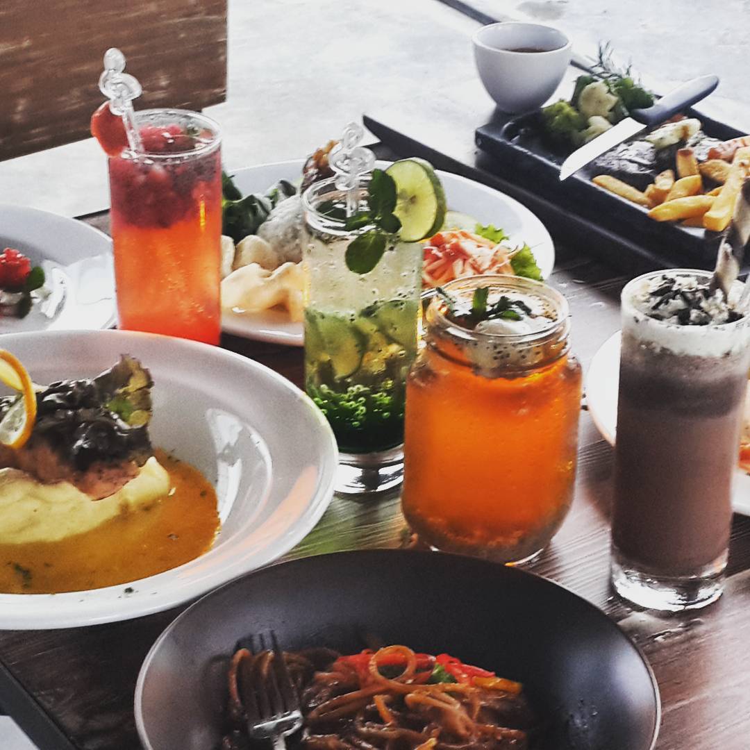 Review Singkat, Daftar Harga Kamar, Tempat Makan, Fasilitas Yang Ada, Paket Meeting, Rute Menuju Lokasi, Tempat Terkenal di Sekitar