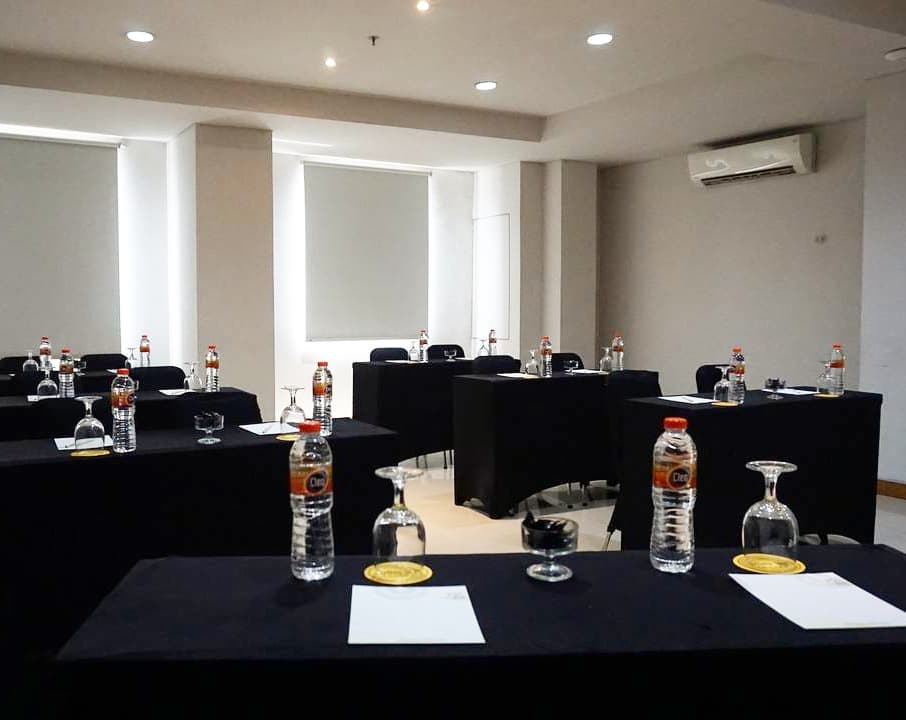 Review Singkat, Daftar Harga Kamar, Tempat Makan, Fasilitas Yang Ada, Paket Meeting, Rute Menuju Lokasi, Tempat Terkenal di Sekitar