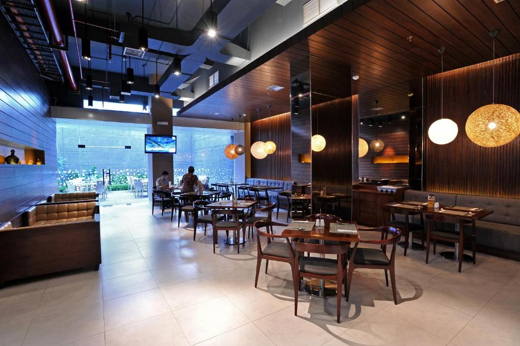 Review Singkat, Daftar Harga Kamar, Tempat Makan, Fasilitas Yang Ada, Rute Menuju Lokasi, Tempat Terkenal di Sekitar