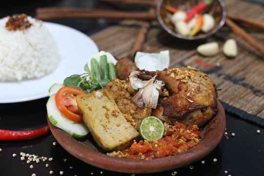Review Singkat, Daftar Harga Kamar, Tempat Makan, Fasilitas Yang Ada, Rute Menuju Lokasi, Tempat Terkenal di Sekitar