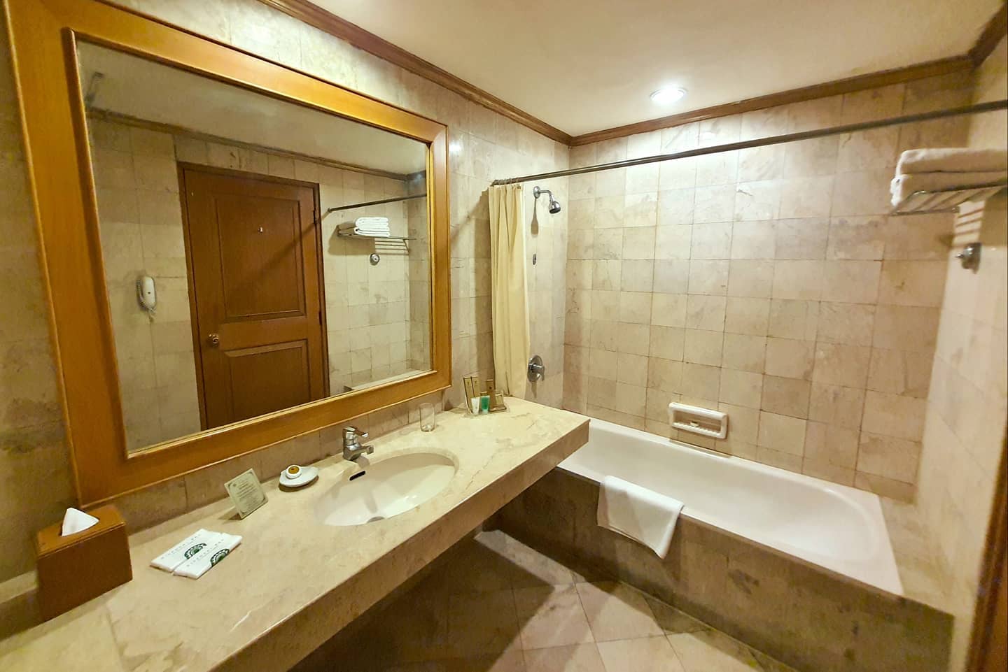 Review Singkat, Daftar Harga Kamar, Tempat Makan, Fasilitas Yang Ada, Events Package dan Harganya, Rute Menuju Lokasi, Tempat Terkenal di Sekitar