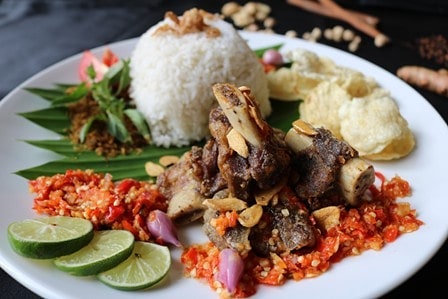 Review Singkat, Daftar Harga Kamar, Tempat Makan, Fasilitas Yang Ada, Rute Menuju Lokasi, Tempat Terkenal di Sekitar
