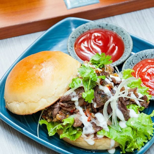 Review Singkat, Daftar Harga Kamar, Tempat Makan, Fasilitas Yang Ada, Rute Menuju Lokasi, Tempat Terkenal di Sekitar