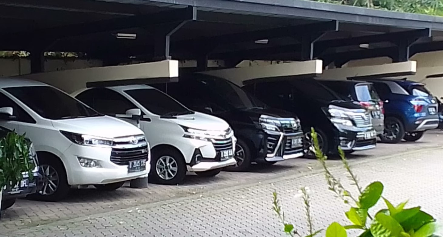 1. Obet Rent Car, 2. 168 Premium Rent Car, 3. Gamma Rent Car, 4. Mutiara Mas Perkasa (M2P) Rent Car, 5. Risqi Rental, 6. Dutrans, 7. Bagas Rent Car, 8. FF Rent Car, 9. Andalan Kita Rental, 10. Pesona Raditya Trans