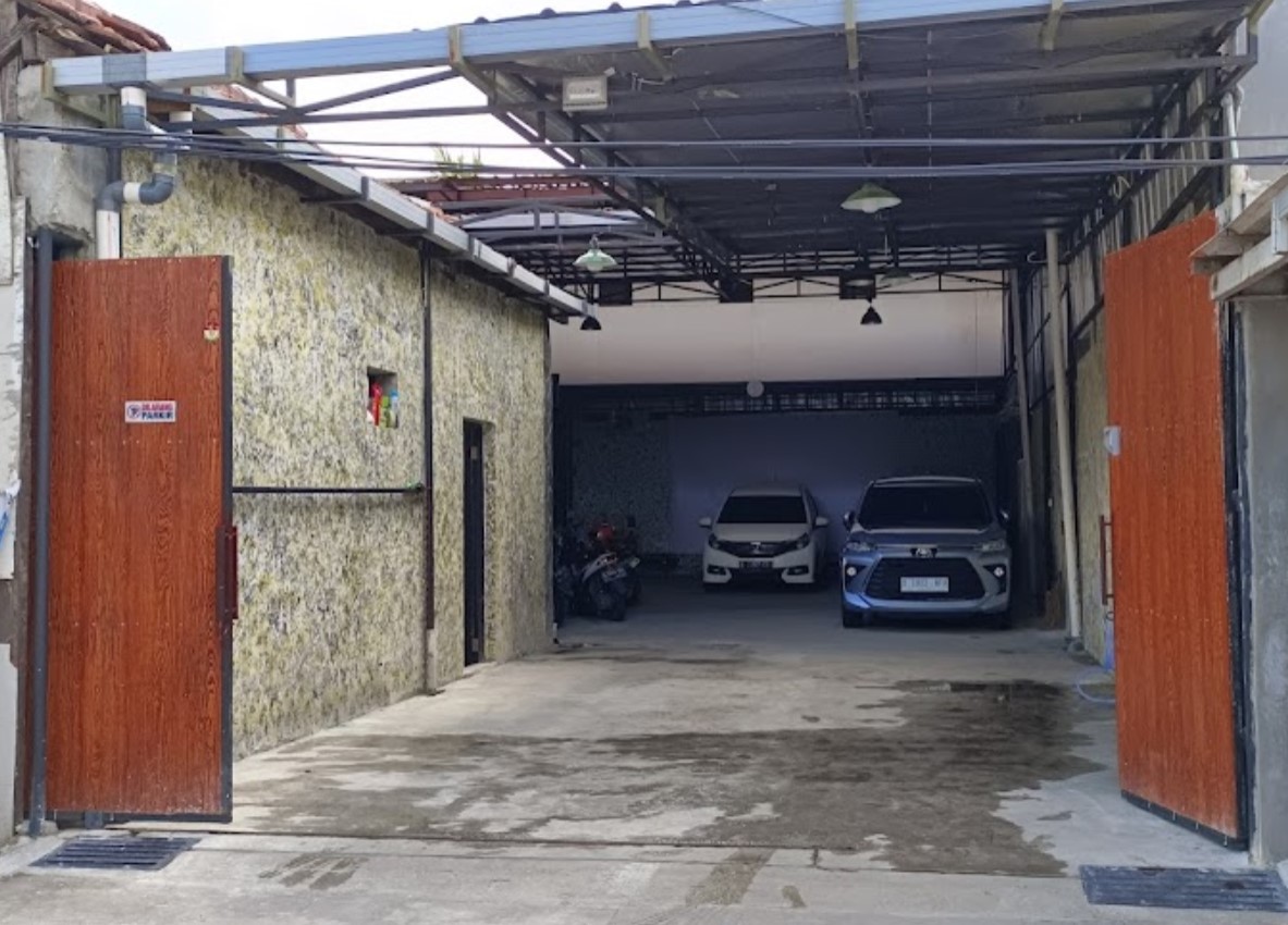 1. Obet Rent Car, 2. 168 Premium Rent Car, 3. Gamma Rent Car, 4. Mutiara Mas Perkasa (M2P) Rent Car, 5. Risqi Rental, 6. Dutrans, 7. Bagas Rent Car, 8. FF Rent Car, 9. Andalan Kita Rental, 10. Pesona Raditya Trans