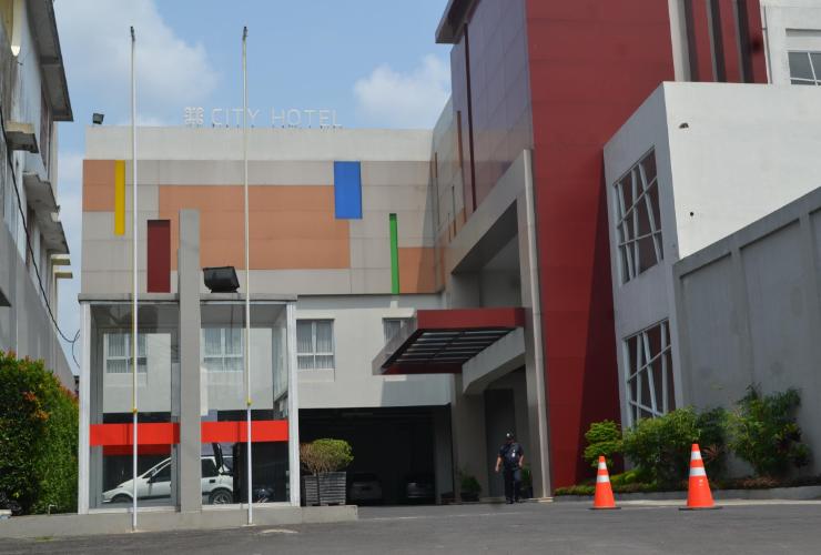 15 Kuliner Khas Tasikmalaya yang Wajib Dicoba: Dari Street Food hingga Makanan Tradisional Legendaris 2026 1 Kota Tasikmalaya, 1. Nasi lengko, 2. Kue cubit, 3. Tahu gejrot, 4. Batagor, 5. Cilok, 6. Es teh tai maksing, 7. Soto Tasikmalaya, 8. Mie kocok, 9. Kue pie, 10. Dodol, 11. Kerupuk melarat, 12. Buntil, 13. Es goyobod, 14. Ayam goreng Tasik, 15. Kopi Tasik