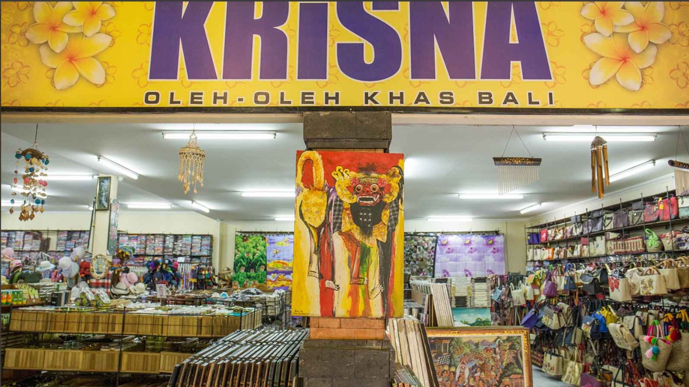 tampak depan krisna, 1. Larisa Oleh-Oleh Bali: Terlengkap &amp; Termurah Dekat Bandara, 2. The Keranjang Bali: Pusat Oleh Oleh Bali Kekinian dan Pie Susu Termurah, 3. Krisna Oleh Oleh Bali: Raja Oleh-Oleh Bali dan Asbak Bali, Ada Juga Loh Asbak Bali yang Terkenal Unik Itu!, Kesimpulan: Tiga Destinasi Utama Belanja Oleh-Oleh