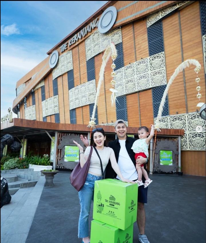tampak depan the keranjang bali, 1. Larisa Oleh-Oleh Bali: Terlengkap &amp; Termurah Dekat Bandara, 2. The Keranjang Bali: Pusat Oleh Oleh Bali Kekinian dan Pie Susu Termurah, 3. Krisna Oleh Oleh Bali: Raja Oleh-Oleh Bali dan Asbak Bali, Ada Juga Loh Asbak Bali yang Terkenal Unik Itu!, Kesimpulan: Tiga Destinasi Utama Belanja Oleh-Oleh