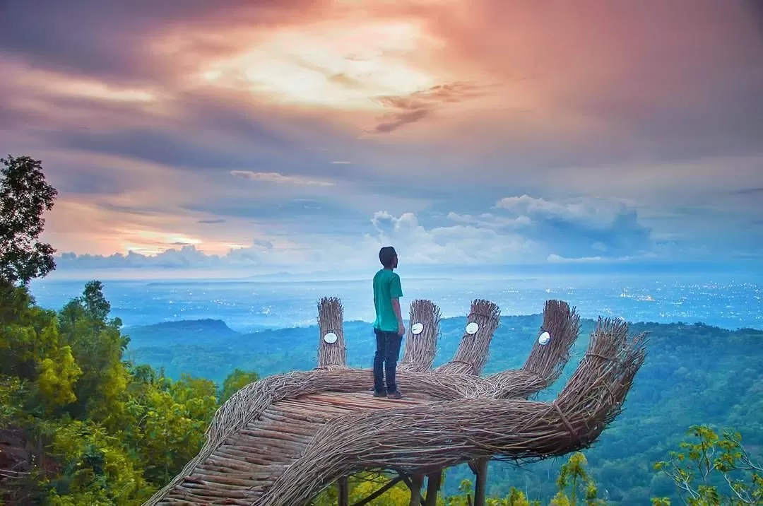Wisata Alam Hutan Pinus Pengger: Panduan Lengkap untuk Keluarga, Sahabat, dan Pasangan Romantis 1 wisata alam hutan pinus pengger, Daya Tarik Utama Hutan Pinus Pengger, Harga Tiket Masuk Hutan Pinus Pengger, Akses dan Rute Menuju Hutan Pinus Pengger, Fasilitas yang Tersedia, Aktivitas Wisata yang Bisa Dilakukan di Hutan Pinus Pengger, Itinerary Wisata Pengger (Half Day Trip), Penutup , FAQ – Wisata Alam Hutan Pinus Pengger