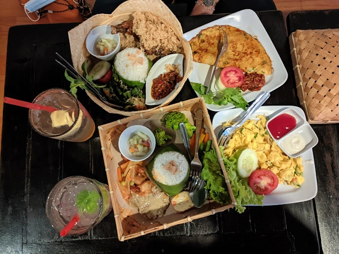 the house of raminten, Sejarah &amp; Konsep The House of Raminten, Suasana dan Pengalaman Makan di The House of Raminten, Info Praktis The House of Raminten, Menu Favorit &amp; Harga Referensial, Tips Berkunjung &amp; Antrean, Rute &amp; Akses Menuju Lokasi, Pengalaman Budaya &amp; Pertunjukan, Rekomendasi Menu, Alternatif &amp; Ekosistem The House of Raminten, FAQ The House of Raminten, Cermin Sisi Budaya Yogyakarta Melalui Kuliner