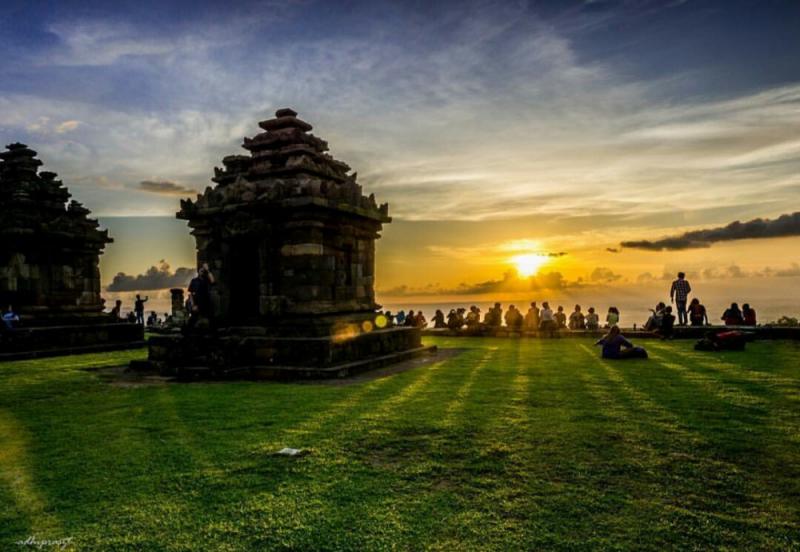 candi ijo yogya, Candi Ijo: Perpaduan Sejarah Klasik dan Panorama Alam Spektakuler, Mengapa Wisata Alam Candi Ijo Cocok untuk Keluarga dan Pecinta Alam?, 1. Menikmati Pemandangan dari Ketinggian, 2. Berburu Sunset atau Sunrise, 3. Foto-Foto di Area Candi dan Tebing Sekitar, 4. Piknik Santai Bersama Keluarga, 5. Menikmati Suasana Alam Sekitar, 6. Edukasi Sejarah untuk Anak dan Pelajar, Harga Tiket Masuk Wisata Alam Candi Ijo, Akses dan Rute Menuju Candi Ijo, Fasilitas Wisata di Sekitar Candi Ijo, Tips Berkunjung ke Wisata Alam Candi Ijo, Itinerary Wisata Candi Ijo 1 Hari (Cocok untuk Keluarga dan Teman Dekat), Paragraf Penutup, FAQ – Wisata Alam Candi Ijo, Yogyakarta