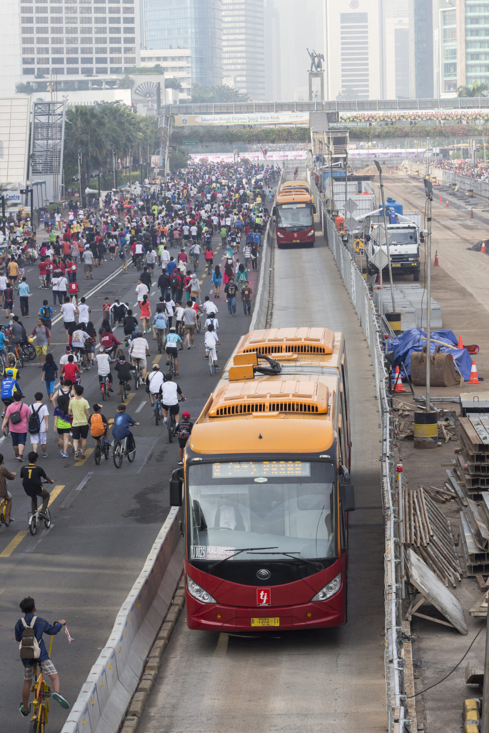 Car Free Day Jakarta Pusat untuk Keluarga: Rute Pagi Bundaran HI–Dukuh Atas + Checklist Anti-Ribet 1 Peserta car free day di koridor jalan Thamrin Jakarta, Kenapa Car Free Day Jakarta Pusat Cocok untuk Keluarga, Rute 2,5 Jam: Bundaran HI – Dukuh Atas – Kembali Ringkas, 7 Checklist Lapangan agar Tidak Kewalahan, Akses Transportasi Umum dan Titik Pulang yang Aman, Perkiraan Budget Pagi Keluarga (2 Dewasa + 1 Anak), Tips Ritme Anak agar Tetap Happy Sampai Pulang, FAQ Car Free Day Jakarta Pusat untuk Keluarga