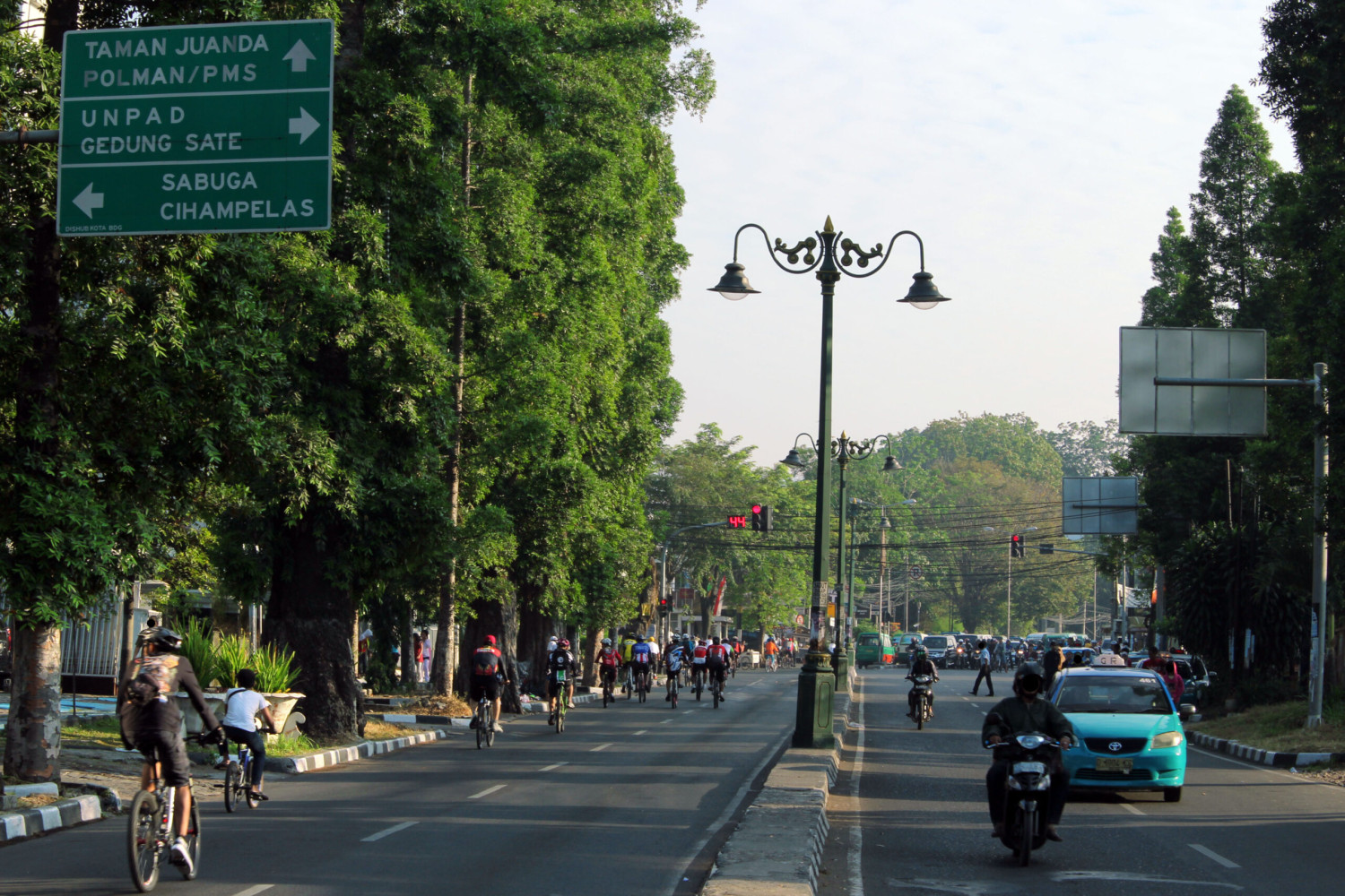 Alun-Alun Bandung untuk Keluarga: Rute Stroller, Spot Rumput Sintetis, dan Tips Datang Pagi 1 Suasana jalan pagi di Bandung untuk aktivitas keluarga, Rute Aman Menikmati Alun-Alun Bandung untuk Keluarga, Spot Rumput Sintetis dan Aktivitas Ringan untuk Anak, Titik Parkir, Transportasi, dan Estimasi Budget, Rencana 3 Jam yang Realistis (Tanpa Buru-buru), Tips Praktis agar Kunjungan Tetap Nyaman, FAQ Alun-Alun Bandung untuk Keluarga