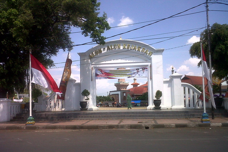 Wisata Edukasi Batik di Trusmi Cirebon: 7 Aktivitas Seru untuk Keluarga dalam Sehari 1 Suasana gerbang Alun-Alun Kejaksan Cirebon pada siang hari, Rute wisata edukasi batik di Trusmi Cirebon dari pagi sampai sore, Estimasi biaya realistis untuk satu keluarga kecil, Tips agar anak tetap nyaman selama jelajah Trusmi, FAQ wisata edukasi batik di Trusmi Cirebon