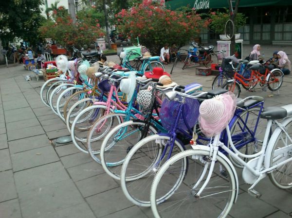 Itinerary Sore Keluarga di Fatahillah Kota Tua Jakarta: Rute 3 Jam, Spot Foto, dan Jeda Kuliner 1 Deretan sepeda sewa di Kota Tua Jakarta pada sore hari, Itinerary sore keluarga di Fatahillah Kota Tua Jakarta: rute inti 3 jam, Titik wajib yang ramah untuk anak dan orang tua, Estimasi budget sederhana untuk 3 jam, Tips praktis agar kunjungan sore tetap nyaman, Alternatif rute kalau waktu mepet, Checklist cepat sebelum berangkat, Rencana cadangan saat cuaca berubah