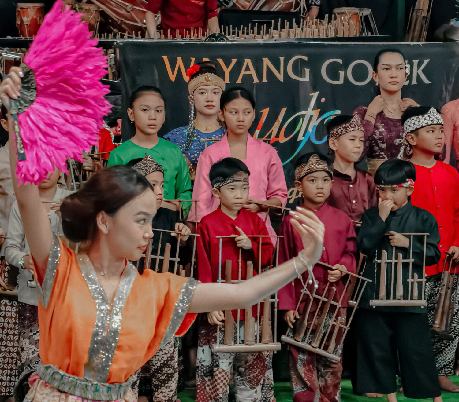 Aktivitas Akhir Pekan Keluarga di Kiaracondong Padasuka Bandung: 7 Agenda dari Taman Kota hingga Pentas Angklung 1 Anak-anak tampil dalam pertunjukan budaya Sunda di Bandung