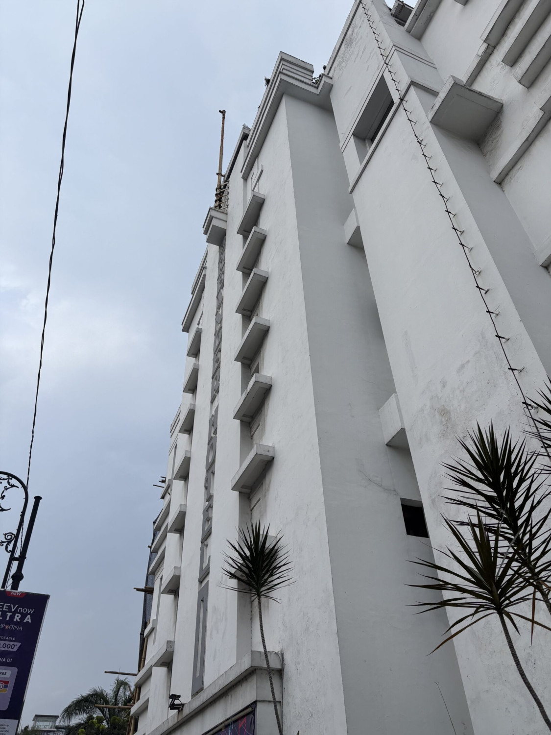 Hotel Preanger Bandung, 1. Grand Hotel Preanger, 2. Hotel Santika Bandung, 3. Aryaduta Bandung, 4. The Jayakarta Suites Bandung, 5. Banana Hotel Bandung, 6. Serela Braga Hotel, 7. Golden Flower Hotel Bandung, 8. Macintosh Hotel Bandung, 9. Vue Hotel Bandung, 10. Magenta Hotel Bandung
