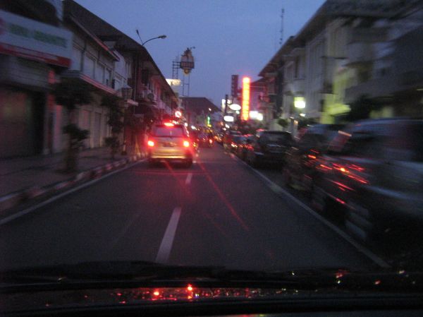 Braga Culinary Night Bandung untuk Keluarga: 7 Cara Menikmati Malam di Jalan Braga Tanpa Ribet 1 Suasana jalan malam di kawasan Braga Bandung, Braga Culinary Night Bandung: cara datang dan waktu paling nyaman, 7 cara menikmati malam keluarga di koridor Jalan Braga, Rute singkat keluarga: 90 menit yang realistis, Referensi kawasan dan konteks kota, Checklist cepat sebelum berangkat bersama keluarga, FAQ seputar Braga Culinary Night Bandung