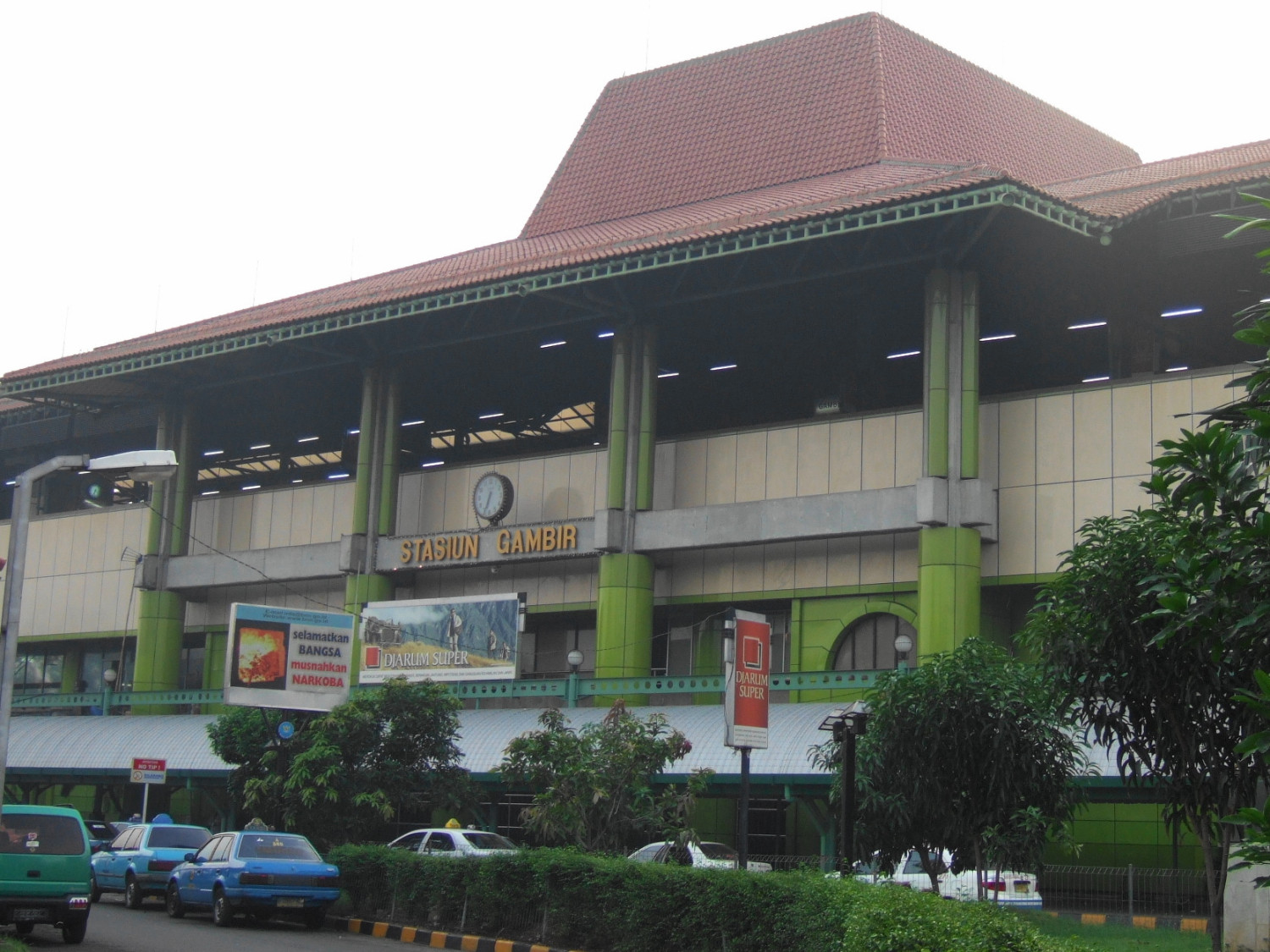 Suasana car free day Sudirman Jakarta untuk keluarga, Kenapa koridor Sudirman cocok untuk wisata keluarga singkat, Rute praktis: titik masuk, jam datang, dan pola jalan, Spot sarapan yang realistis setelah jalan pagi, Checklist ringkas sebelum berangkat, Kesalahan yang sering bikin agenda keluarga berantakan, Rencana 2 jam yang nyaman untuk keluarga, FAQ car free day sudirman untuk keluarga