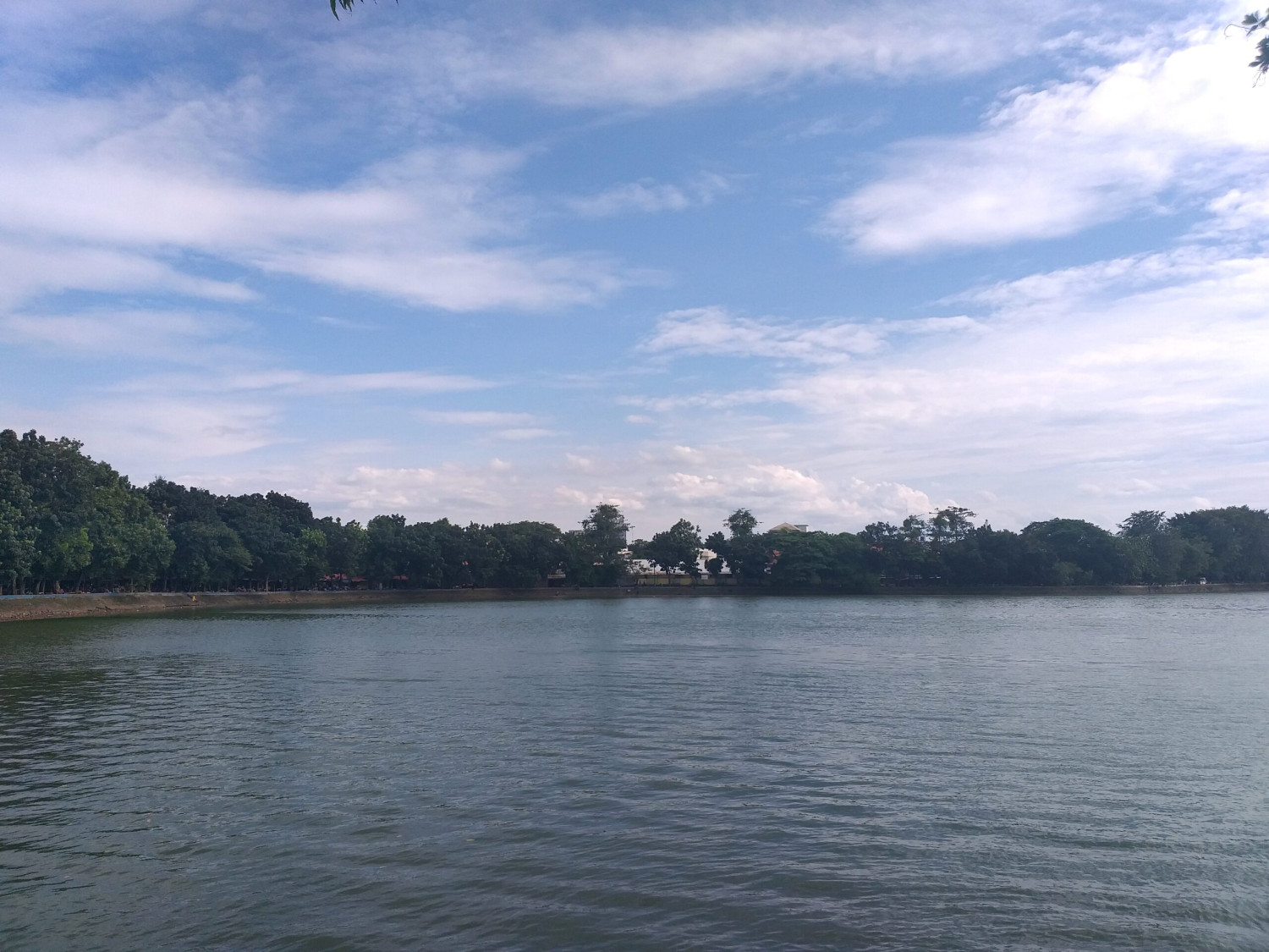 7 Aktivitas Keluarga di Setu Babakan Jagakarsa untuk Akhir Pekan Hemat dan Berisi 1 Pemandangan danau Setu Babakan di Jagakarsa, Kenapa aktivitas keluarga di Setu Babakan Jagakarsa cocok untuk satu hari penuh?, 7 aktivitas yang bisa dicoba saat berkunjung, Estimasi budget ringkas untuk keluarga kecil (3–4 orang), Tips praktis agar kunjungan tetap nyaman, FAQ aktivitas keluarga di Setu Babakan Jagakarsa