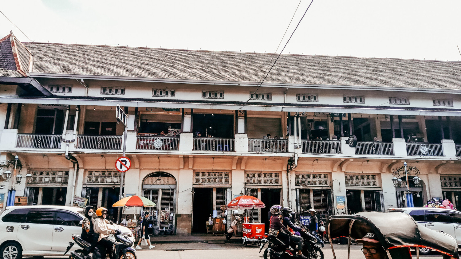 10 Aktivitas Pagi Ramah Keluarga di Pasar Gede Solo: Rute Jalan Kaki, Jajan Tradisional, dan Spot Foto 1 Suasana depan Pasar Gede Solo pada pagi hari, Surakarta, Kenapa aktivitas pagi di Pasar Gede Solo cocok untuk keluarga?, 10 Aktivitas Pagi yang Bisa Kamu Susun Sekaligus, Contoh Itinerary 4 Jam (Bisa Disesuaikan), Tips Aman dan Nyaman untuk Keluarga, FAQ Seputar Aktivitas Pagi di Pasar Gede Solo
