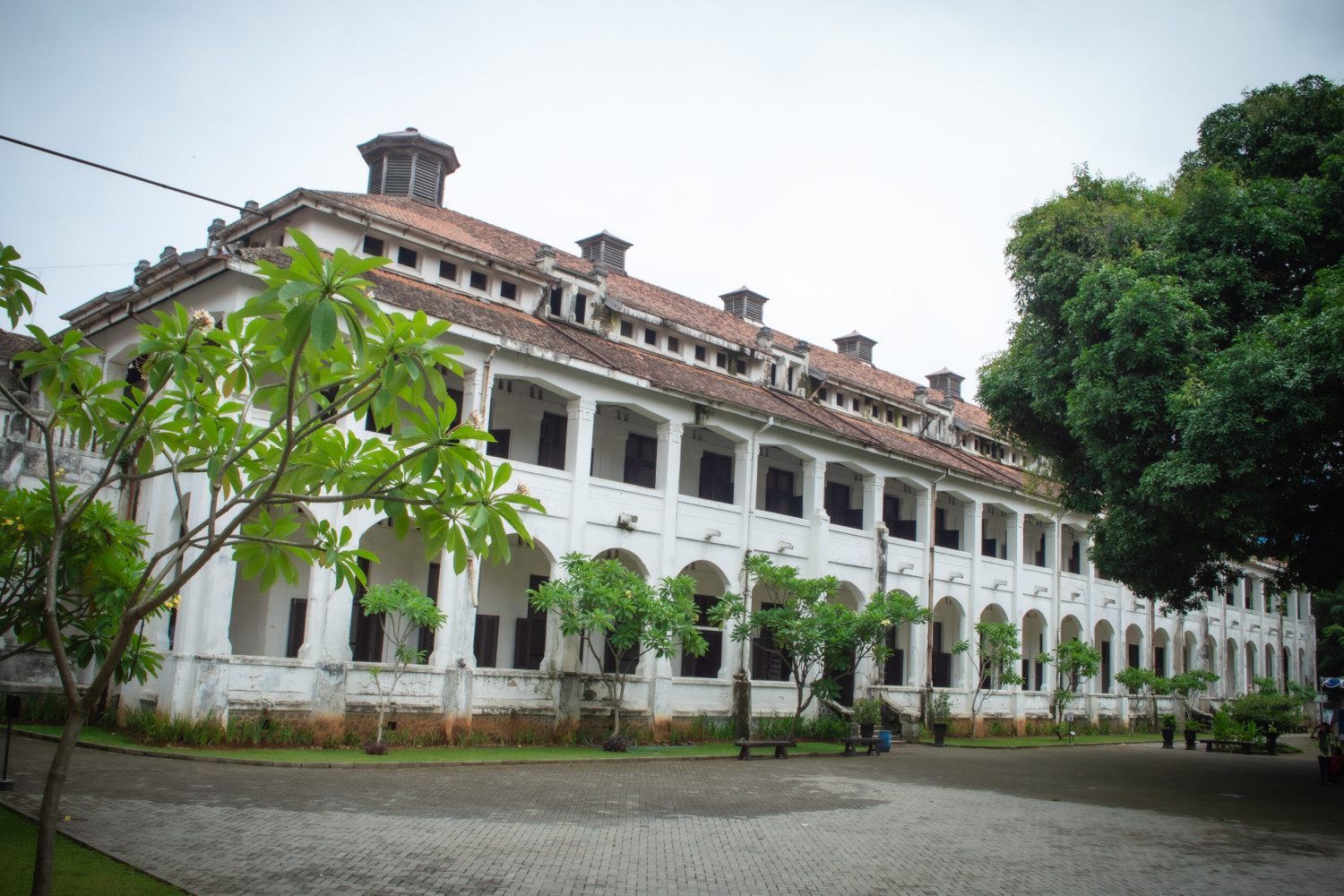 Suasana pagi di sekitar Lawang Sewu Semarang, Rute car free day Simpang Lima Semarang untuk keluarga yang minim drama, Aktivitas anak yang cocok saat car free day, Estimasi budget keluarga (2 dewasa + 1 anak), Checklist praktis sebelum berangkat, Alternatif micro-area kalau Simpang Lima terlalu padat, FAQ car free day Simpang Lima Semarang, Tips ritme pulang biar anak tidak rewel, Contoh itinerary 2,5 jam yang realistis untuk keluarga, Kesalahan umum yang sering bikin kunjungan terasa capek