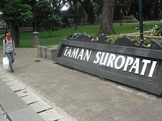 Suasana Taman Suropati dekat area hotel keluarga Cikini Jakarta, Kenapa area Cikini cocok untuk hotel keluarga, 7 area menginap yang realistis untuk keluarga di Cikini, Estimasi budget ringkas (2D1N), Tips memilih hotel supaya liburan keluarga tidak melelahkan, Checklist cepat sebelum booking, Contoh itinerary 2D1N yang ringan untuk keluarga, FAQ hotel keluarga Cikini Jakarta