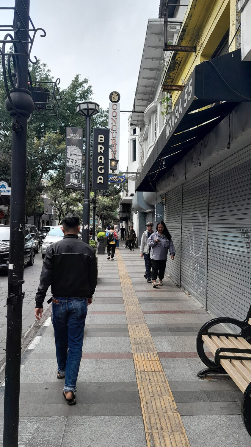 Aktivitas Keluarga di Braga Bandung Sore Hari: Rute Jalan Santai, Jajan, dan Spot Foto Ramah Anak 1 Area pedestrian Braga Citywalk Bandung, Kenapa Braga enak untuk aktivitas keluarga sore hari, Rute jalan santai 3 titik: dari masuk, jajan, lalu foto, Checklist praktis agar kunjungan tetap nyaman, Estimasi waktu dan budget ringan keluarga, FAQ aktivitas keluarga di Braga Bandung sore hari